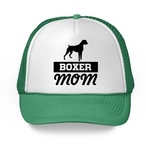 Może przedstawiać: Biało-zielona czapka trucker z czarną sylwetką boksera i napisem "BOXER MOM" w kolorze czarnym.