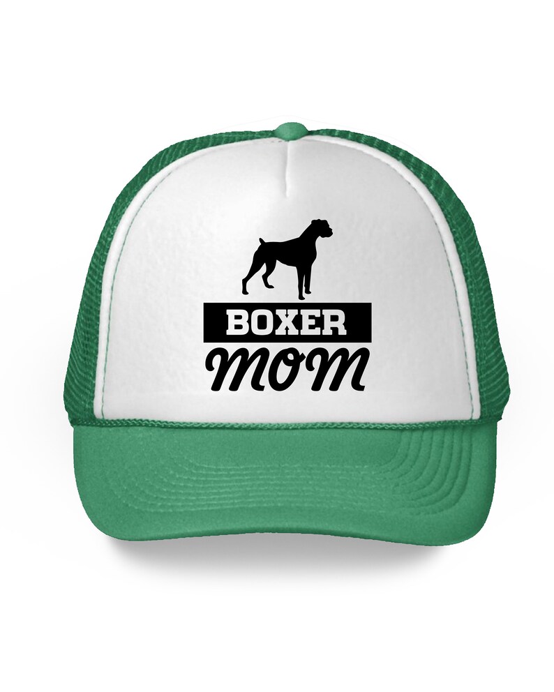 Może przedstawiać: Biało-zielona czapka trucker z czarną sylwetką boksera i napisem "BOXER MOM" w kolorze czarnym.