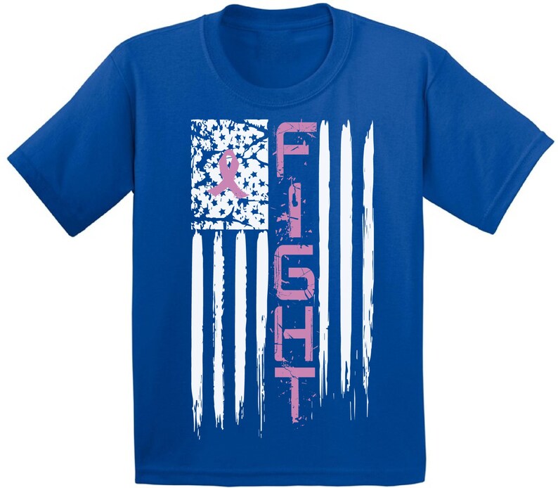 Pu&ograve; includere: Una maglietta blu reale con un design di bandiera americana usurato. La bandiera &egrave; bianca con un nastro rosa e la parola "FIGHT" scritta verticalmente in rosa.