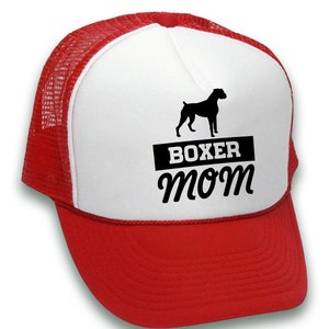 Może przedstawiać: Czapka truckerowa w kolorze czerwonym i białym z czarną sylwetką psa rasy boxer i napisem "BOXER MOM" w kolorze białym.