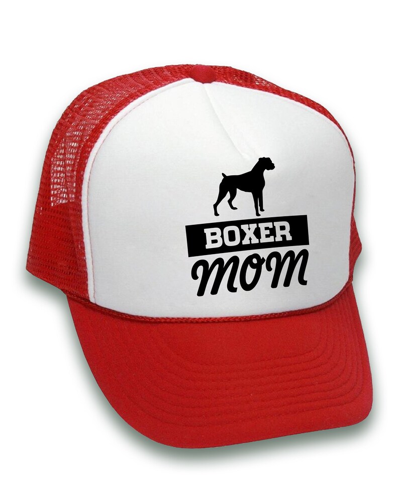 Może przedstawiać: Czapka truckerowa w kolorze czerwonym i białym z czarną sylwetką psa rasy boxer i napisem "BOXER MOM" w kolorze białym.