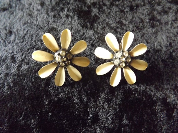 1960s Vintage Large Silver Daisy Clip On Earrings