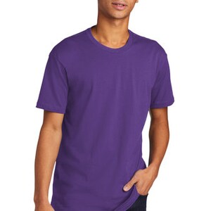 Peut inclure: Un t-shirt &agrave; manches courtes de couleur violette avec un col rond.