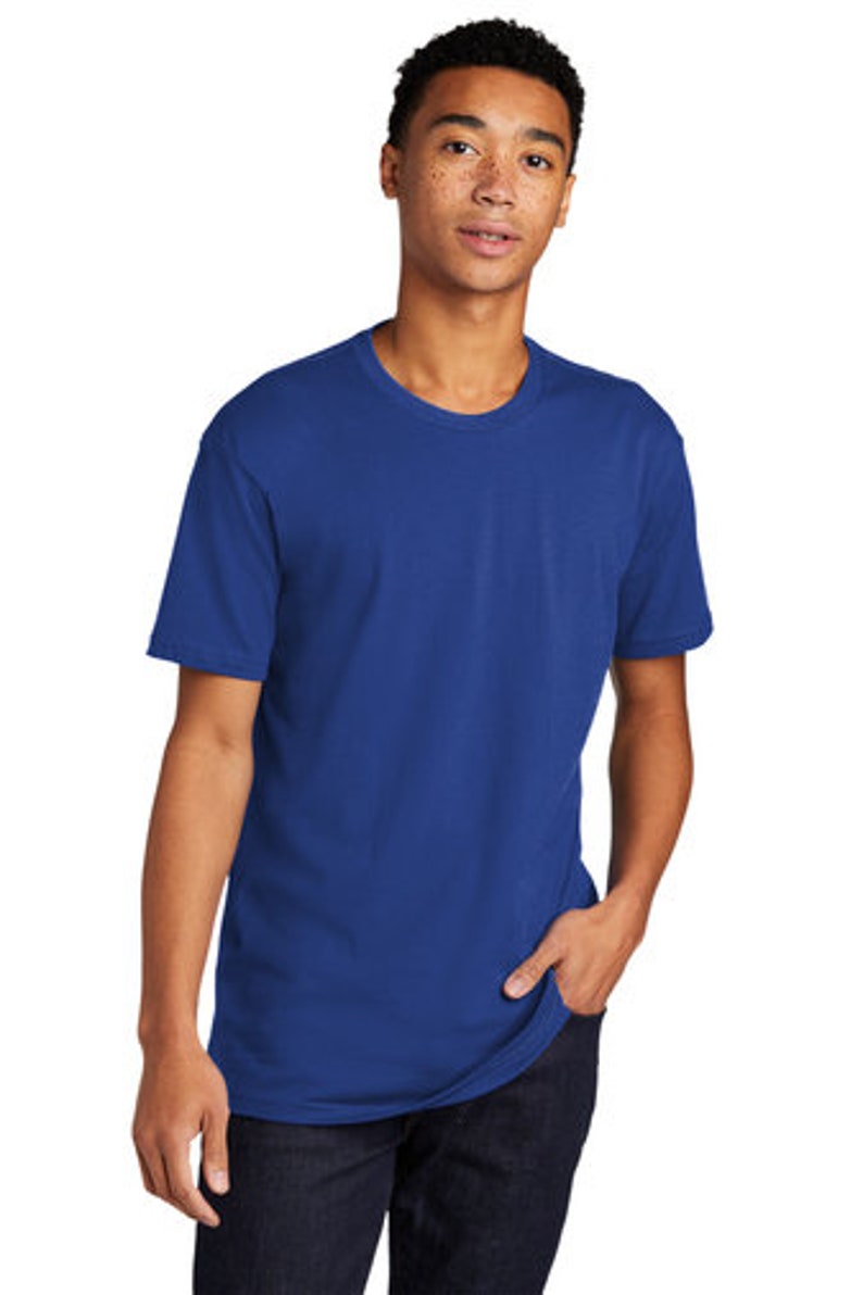 Peut inclure: Un t-shirt bleu royal &agrave; manches courtes avec un col rond.