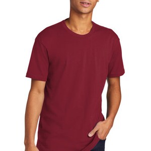 Peut inclure: Un t-shirt &agrave; manches courtes de couleur bordeaux avec un col rond.