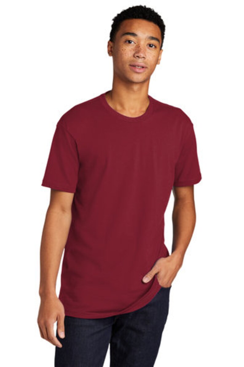 Peut inclure: Un t-shirt &agrave; manches courtes de couleur bordeaux avec un col rond.