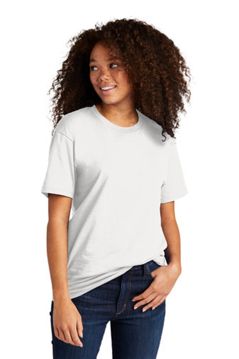 Peut inclure: Un t-shirt blanc &agrave; manches courtes avec une coupe ample. Le t-shirt est fait d'un tissu doux et confortable.