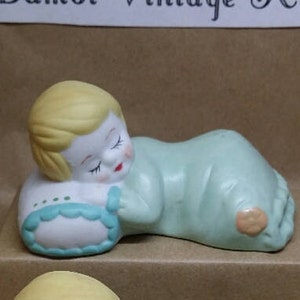 12-teiliges grün-blaues Baby, das auf Kissen legt, Unisex-Babypartydekoration, Tischdekoration, Baby-Geschenk, Kuchendeckel, Vintage-Keramik-Baby