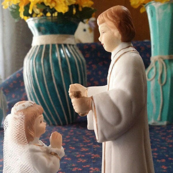 Vintage First Communion Girl receiving Eucharist from Priest Ceramic Figurine, Cake Topper, First Communion Centerpiece, Girl w Veil, Gold