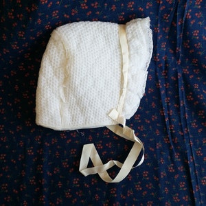 White Quilted Knit Bonnet w Ivory Ribbon, Vintage Bonnet,Size 15 Infant Size Cap,White hat,Unisex Hat, Christening Hat, Baptism Bonnet, Lace