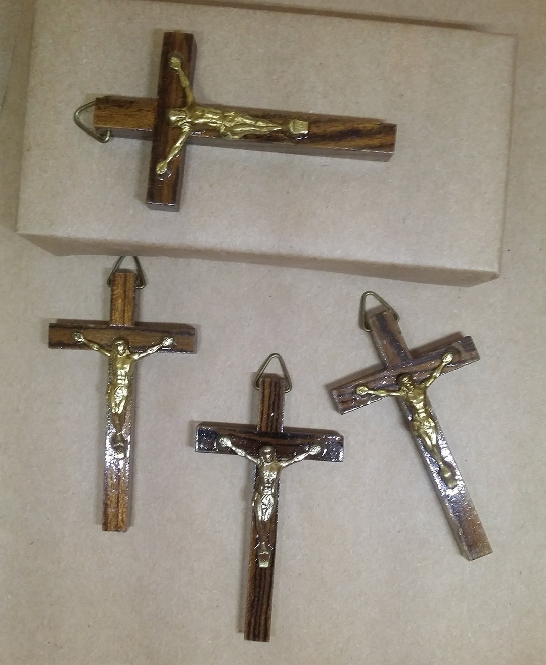 Croix suspendue en bois bicolore avec un marron rayé 22x12x1.6cm main image 0