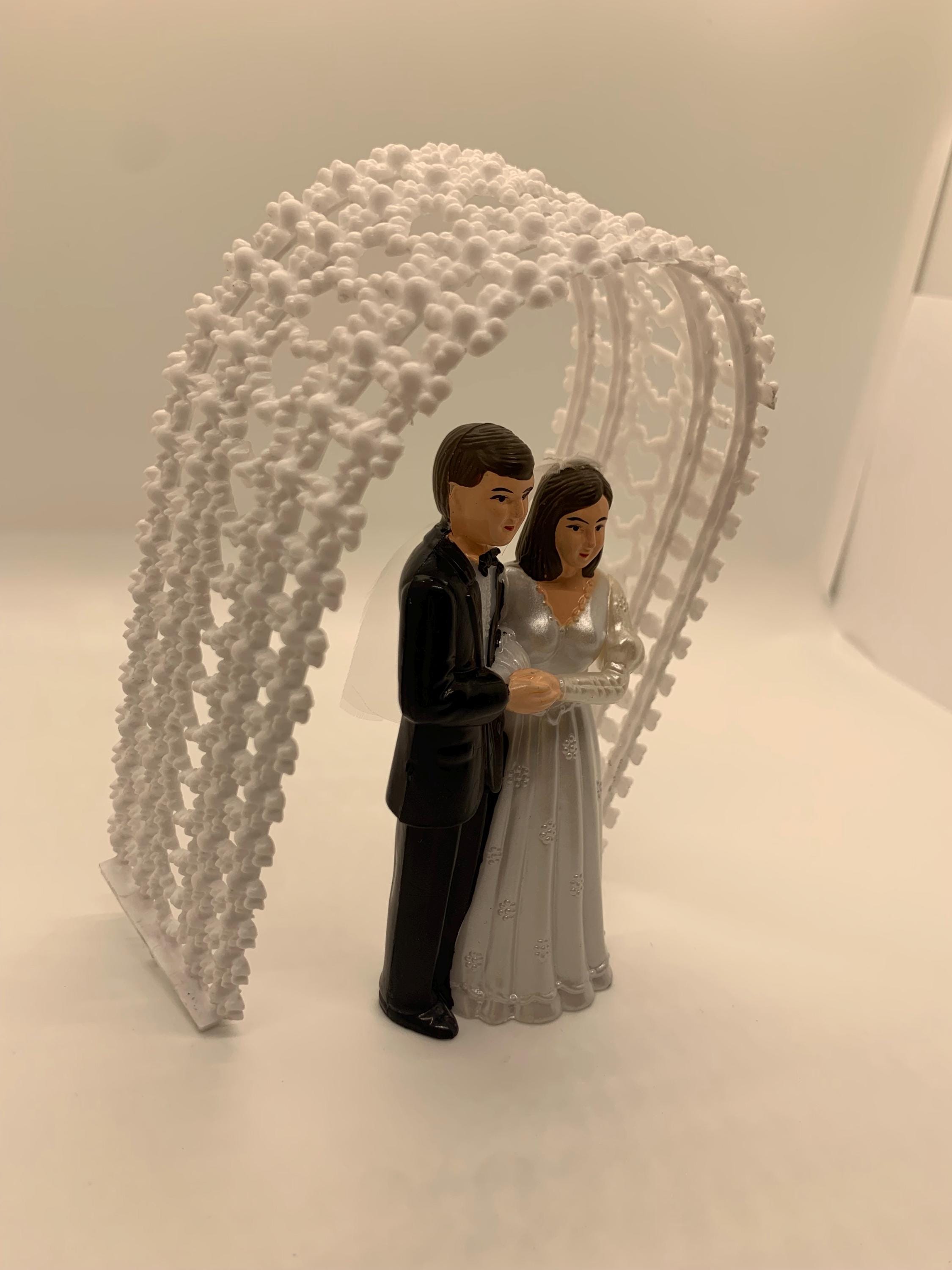 Figurine Mariés Dans Alliance - Décoration Hochzeit Pour Gâteau Et Table De Mariage En Polyrésine