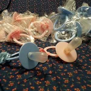 18 chupetes de plástico grandes en rosa o azul, collar de baby shower, juegos de ducha, favores de fiesta, chupetes azules, chupetes vintage, precio reducido