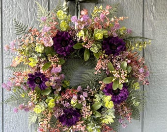 手作りの花々、豊かな緑、自然な質感で作られた花輪は、どんな空間にも温かく時代を超越した雰囲気をもたらします。