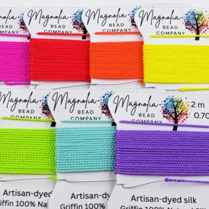 Puede incluir: Siete tarjetas de cordón de seda teñido artesanalmente de Magnolia Bead Company en colores neón vibrantes, incluyendo rosa, rojo, naranja, amarillo, verde lima, turquesa y morado. Cada tarjeta contiene 2 m de cordón de 0,70 mm con aguja.