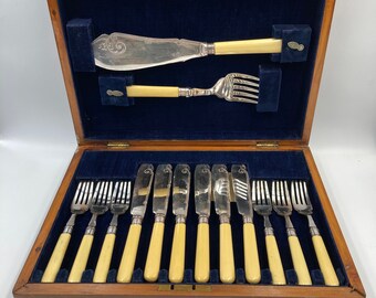 Circa 1909 J.A. Scholes Sterling Collar 14 Piece Fish Set Includes 6 Forks, 6 Knives, Serving Knife and Fork