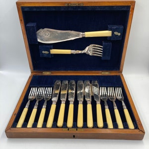 Circa 1909 J.A. Scholes Sterling Collar 14 Piece Fish Set Includes 6 Forks, 6 Knives, Serving Knife and Fork