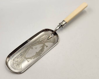 Circa 1900 Antique Sterling Silver WALKER & HALL Sheffield Crumb Scoop - cracked handle