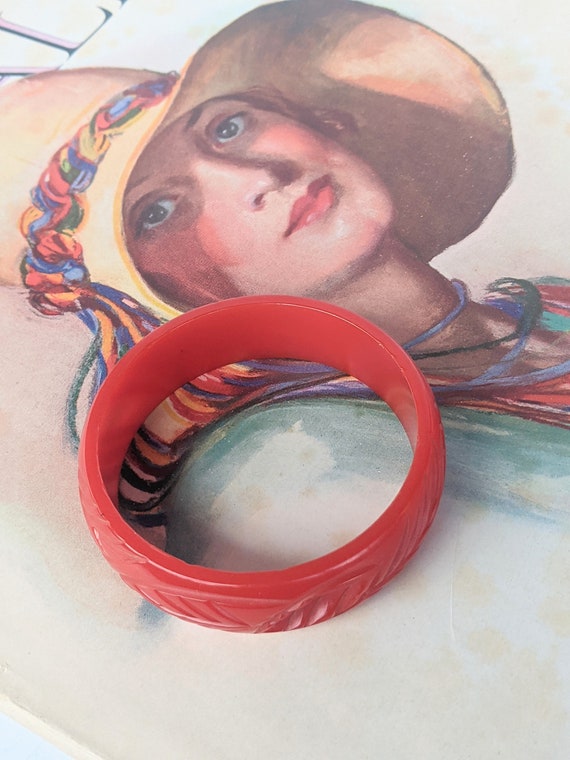 Vintage 1930s Carved Red Bakelite Bangle Carved L… - image 4