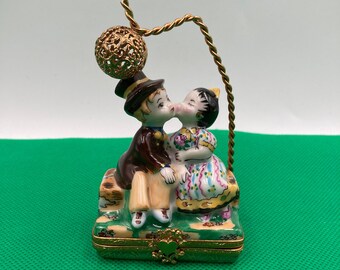 Vintage Sinclair Limoges France Kissing Couple Trinket Box; limited edition 213/750, hand-painted trinket box