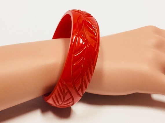 Vintage 1930s Carved Red Bakelite Bangle Carved L… - image 8