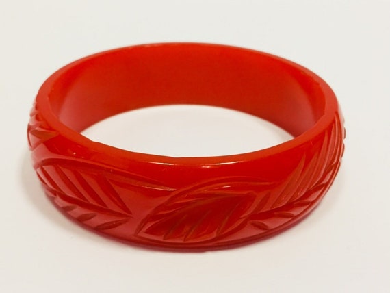 Vintage 1930s Leaf Carved Red Bakelite Catalin Bangle Bracelet
