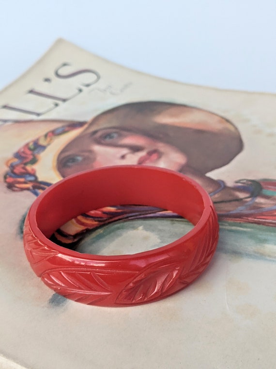 Vintage 1930s Carved Red Bakelite Bangle Carved L… - image 5