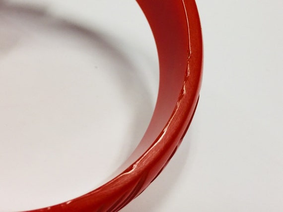 Vintage 1930s Carved Red Bakelite Bangle Carved L… - image 10