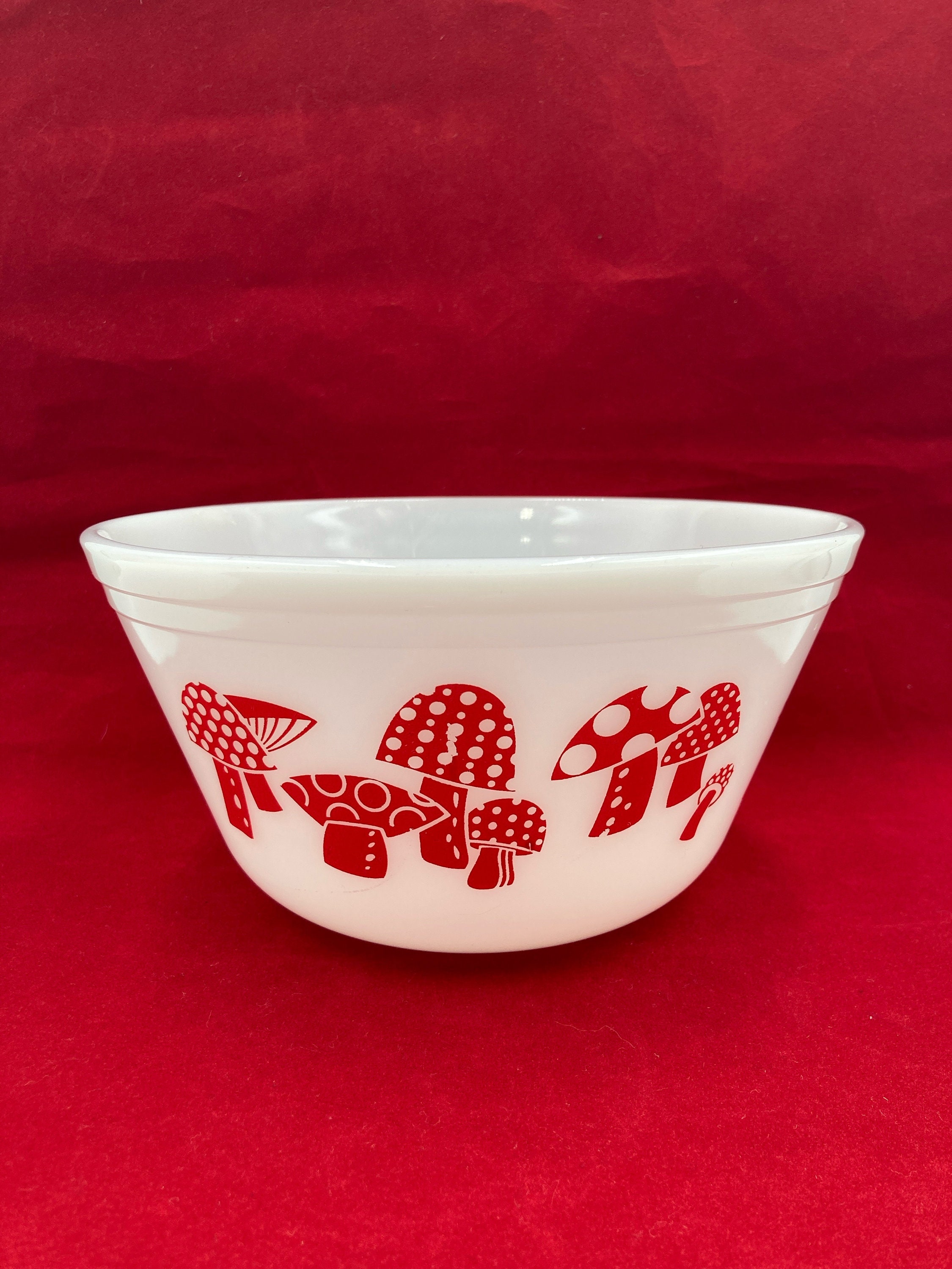Early meal bowl - red mushrooms (cutlery / used goods / old things