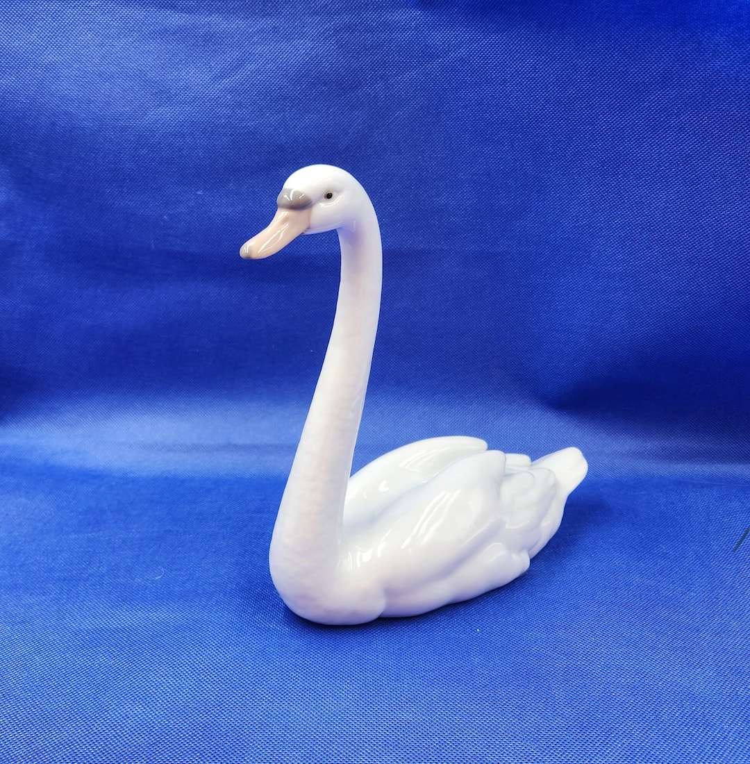 Lladro Graceful Swan Figurine 5230, Retired Lladro Glazed Swan Figurine