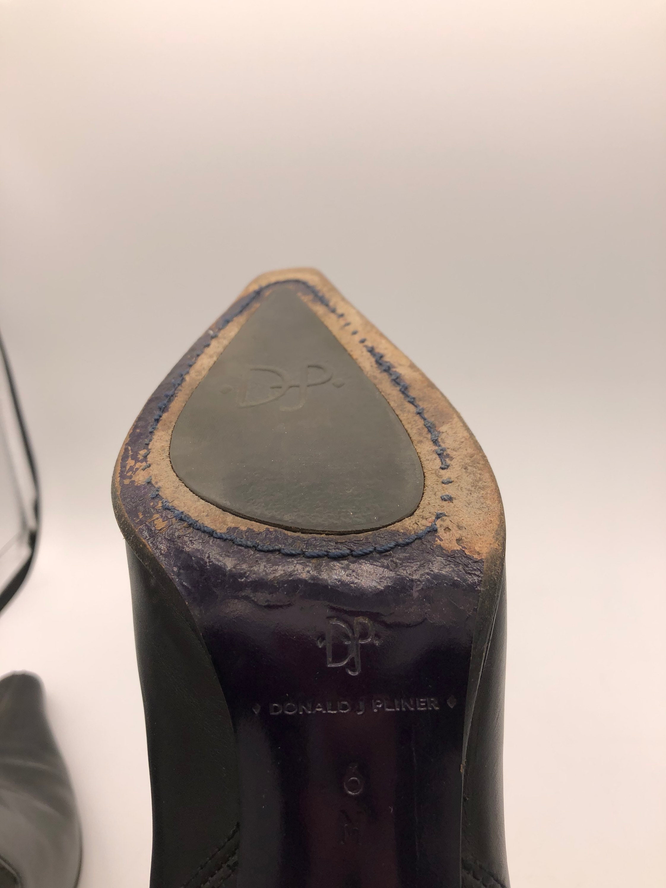 Donald pliner black pumps hot sale