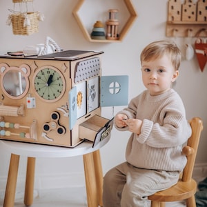 Cube d'activités sensorielles en bois pour tout-petits, panneau de voyage Montessori pour bébé, cadeau de baby shower avec nom personnalisé, boîte occupée personnalisée pour cadeau de 1 an