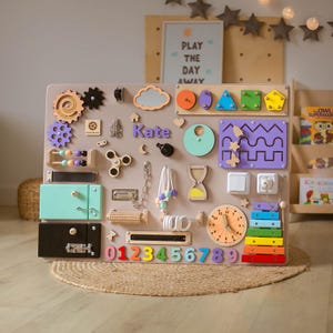 Planche sensorielle en bois, cadeau pour bébé, cadeau baby shower, carte animée, cadeau de personnalisation pour tout-petit, planche occupée Montessori, meilleur jouet d'activité