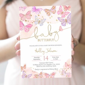 Może przedstawiać: R&oacute;żowe i białe zaproszenie na baby shower z złotymi literami. Zaproszenie zawiera akwarelowe tło z motylami i złotym brokatem. Tekst brzmi "baby butterfly" i zawiera szczeg&oacute;ły baby shower, w tym datę, godzinę, miejsce i informacje RSVP.