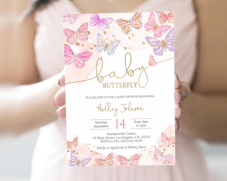 Może przedstawiać: R&oacute;żowe i białe zaproszenie na baby shower z złotymi literami. Zaproszenie zawiera akwarelowe tło z motylami i złotym brokatem. Tekst brzmi "baby butterfly" i zawiera szczeg&oacute;ły baby shower, w tym datę, godzinę, miejsce i informacje RSVP.
