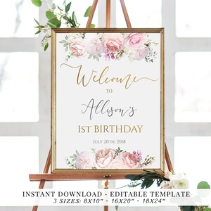 Puede incluir: Un cartel imprimible para una fiesta de primer cumplea&ntilde;os con flores rosas y blancas y letras doradas. El cartel dice "Bienvenido a Allison's 1er cumplea&ntilde;os, 20 de julio de 2018".