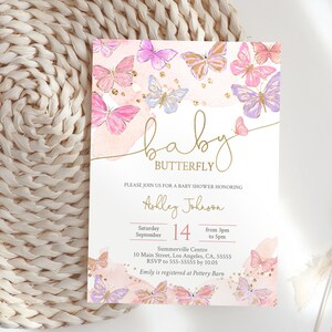 Może przedstawiać: Zaproszenie na baby shower z r&oacute;żowo-białym tłem akwarelowym z motylami i złotym brokatem. Tekst brzmi "baby butterfly" i zawiera szczeg&oacute;ły wydarzenia, w tym datę, godzinę, miejsce i informacje RSVP.
