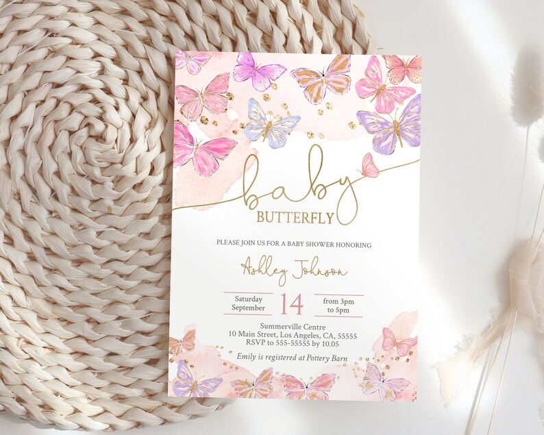 Może przedstawiać: Zaproszenie na baby shower z r&oacute;żowo-białym tłem akwarelowym z motylami i złotym brokatem. Tekst brzmi "baby butterfly" i zawiera szczeg&oacute;ły wydarzenia, w tym datę, godzinę, miejsce i informacje RSVP.