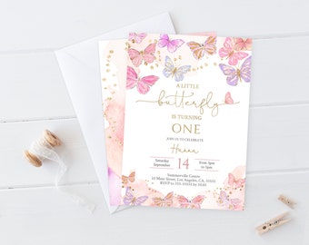 Peut inclure: Invitation « A Little Butterfly is Turning One ». Elle présente des papillons roses, violets et dorés à l'aquarelle. Le texte comprend les détails de l'événement : date, heure et lieu.