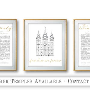 Puede incluir: Tres impresiones enmarcadas con letras doradas. La impresión de la izquierda presenta el texto "La Familia: Una Proclamación al Mundo" sobre un fondo blanco. La impresión del centro presenta un dibujo en blanco y negro del Templo de Salt Lake con el texto "Las familias son eternas" debajo. La impresión de la derecha presenta el texto "El Cristo Viviente: El Testimonio de los Apóstoles" sobre un fondo blanco.