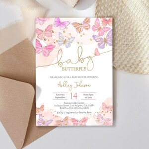 Może przedstawiać: R&oacute;żowe i fioletowe zaproszenie na baby shower z złotymi napisami. Zaproszenie zawiera napis "baby butterfly" oraz datę, godzinę i miejsce imprezy. Zawiera r&oacute;wnież nazwisko "Ashley Johnson" oraz informację "Emily jest zarejestrowana w Pottery Barn".