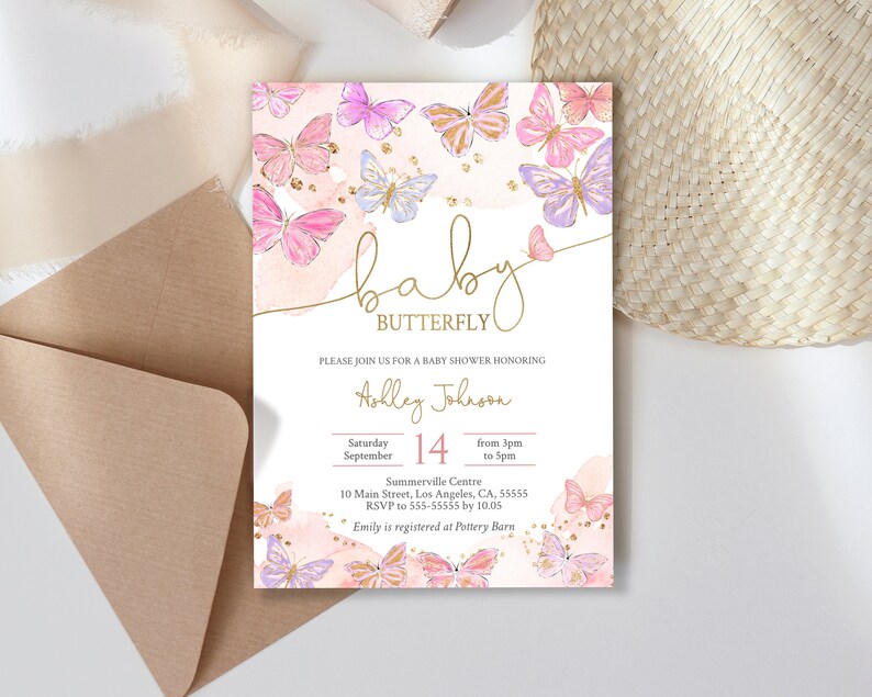 Może przedstawiać: R&oacute;żowe i fioletowe zaproszenie na baby shower z złotymi napisami. Zaproszenie zawiera napis "baby butterfly" oraz datę, godzinę i miejsce imprezy. Zawiera r&oacute;wnież nazwisko "Ashley Johnson" oraz informację "Emily jest zarejestrowana w Pottery Barn".
