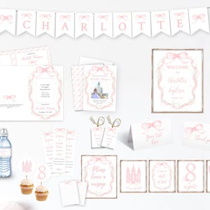 Könnte beinhalten: Eine Sammlung von rosa und weißen Taufparty-Dekorationen. Enthält ein Banner mit der Aufschrift "CHARLOTTE", Einladungen, Wasserflaschenetiketten, Cupcake-Topper und Schilder mit Texten wie "Willkommen" und "Bitte hinterlassen Sie eine Nachricht".