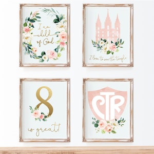 Puede incluir: Conjunto de cuatro impresiones enmarcadas con un fondo azul claro y acentos florales rosas. Las impresiones presentan el texto "Soy un hijo de Dios", una silueta de templo rosa, el número 8 con el texto "es genial", y el escudo CTR.