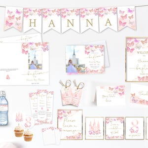 Könnte beinhalten: Ein Set druckbarer Partydekorationen für eine Taufe. Die Dekorationen sind in einem rosa und goldenen Farbschema mit Schmetterlingen und floralen Akzenten gehalten. Der Text "HANNA" ist auf einem Banner zu sehen. Der Text "Willkommen zur Taufe von Hanna" ist auf einem Schild zu sehen. Weitere Dekorationen sind ein Willkommenszeichen, Dankeskarten, Wasserflaschenetiketten, Cupcake-Topper und ein Schild mit der Aufschrift "Bitte hinterlassen Sie eine Nachricht".