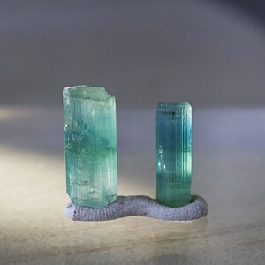 Tweekleurig toermalijnkristalpaar uit Paprok Afghanistan, prachtige oceaanblauwe toermalijn voor het maken van sieraden