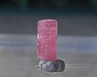 Gemmy roze toermalijn kristal, grote roze toermalijn, natuurlijke roze toermalijn, ongesneden toermalijn, maat 18,2 mm (l) x 8,5 mm (b) 7,7 mm (d)