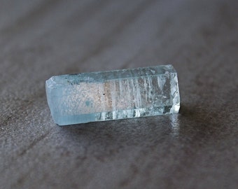 Aquamarine Blue Beryl de Shigar Valley Paquistão, topo transparente com terminação dupla com bela inclusão, espécime de água-marinha
