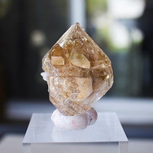 Glazig skeletachtig fenster-kwartskristal met klei, Elestial Quartz, Golden Healer Quartz, Raam Quartz, Record Keeper Quartz