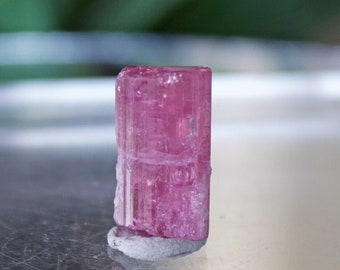 Prachtig exemplaar van roze toermalijnkristal | Dikke roze toermalijn rauw | Toermalijnkristallen en mineralen | Roze toermalijn voor sieraden